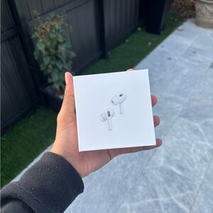 White Wireless Earbuds-Noise Cancellation